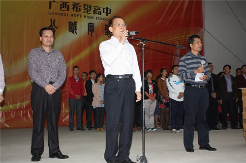 何能门常务副会长(中),广西希望办覃超杰副主任(左),我校黎传文执行
