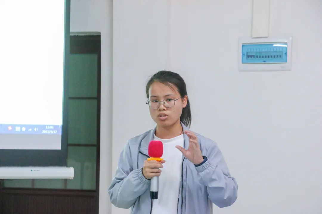 ▎高一年级班主任代表王舒婷老师▎高二年级班主任代表杨玉荣老师04