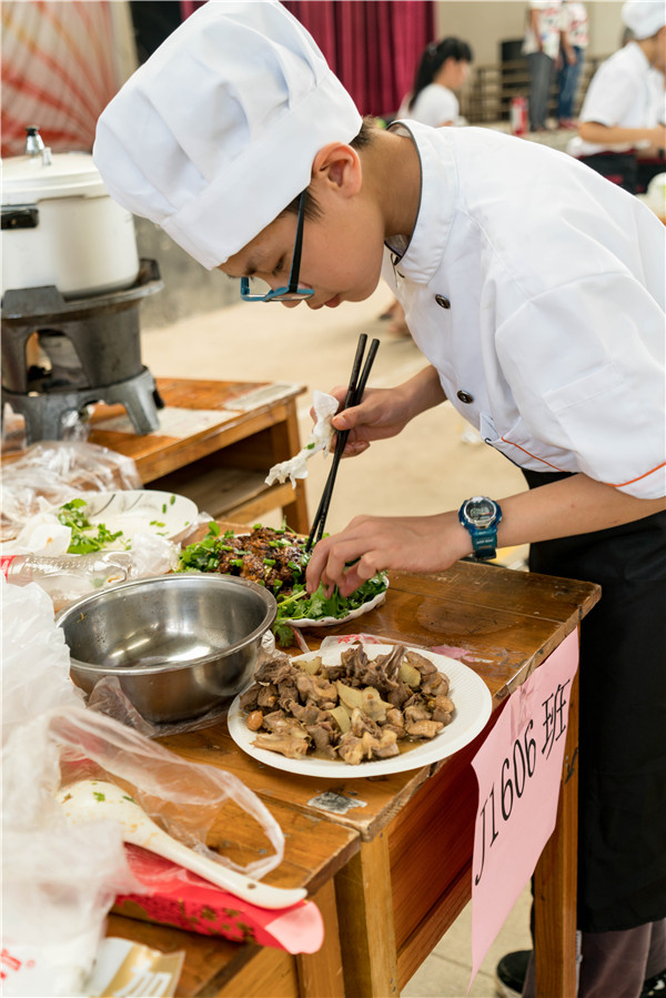 博雅初中举行2017年春季学期家长会暨第五届亲子美食节活动