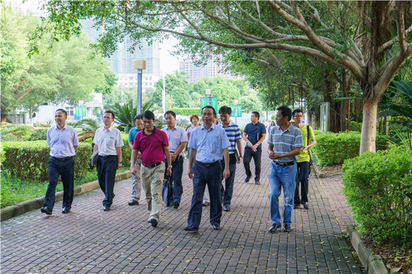 熊瑞光主任(前右二)在黎传文副校长(前右一)陪同